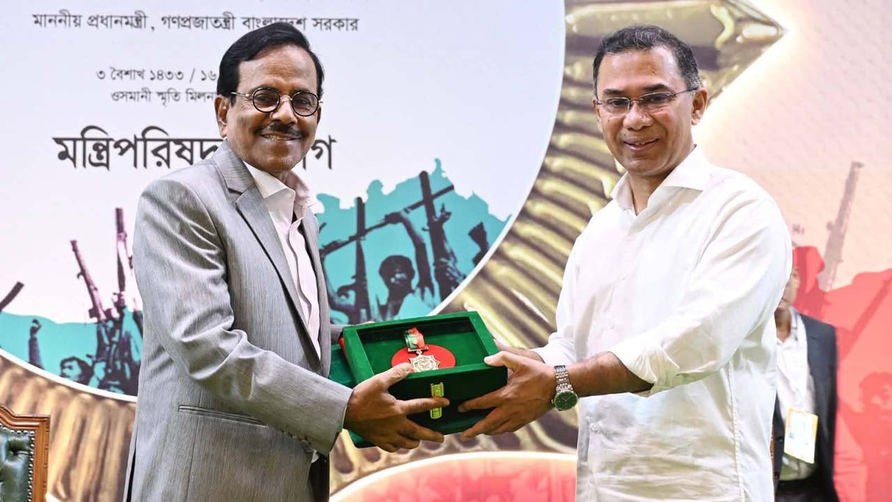 স্বাধীনতা পুরস্কার গ্রহণ করলেন 'কথার জাদুকর' হানিফ সংকেত