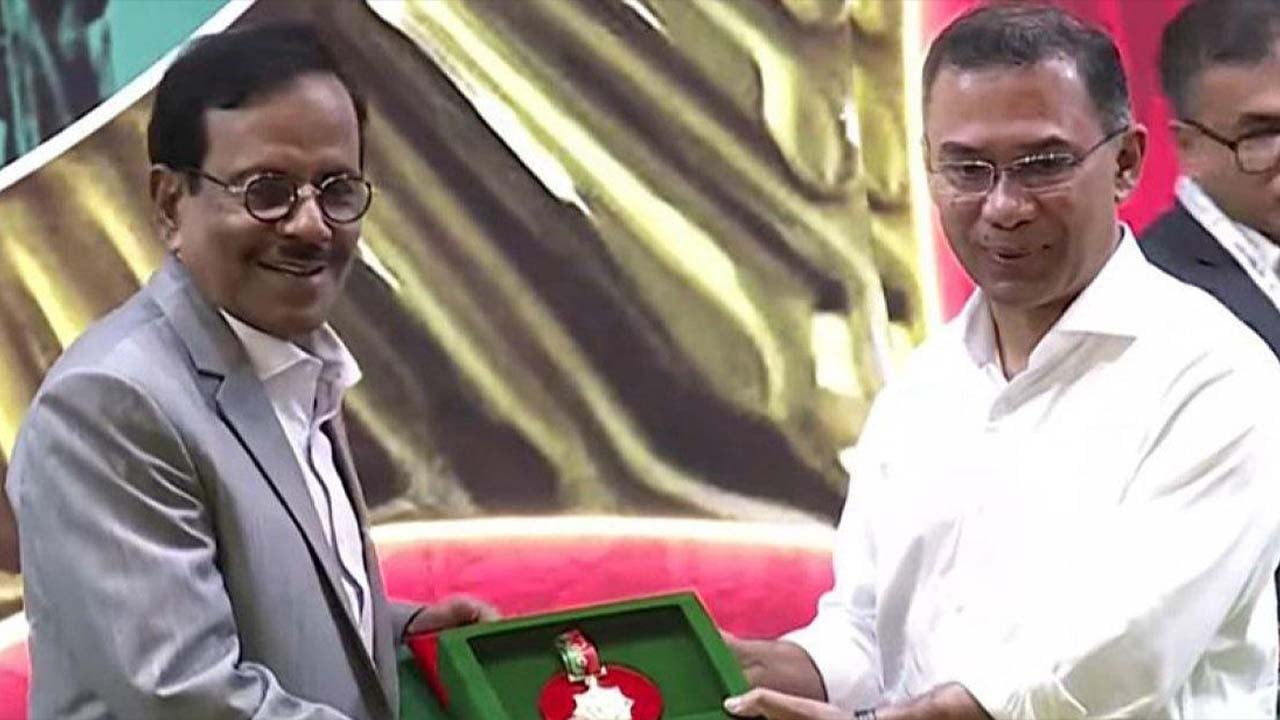 স্বাধীনতা পুরস্কার গ্রহণ করলেন 'কথার জাদুকর' হানিফ সংকেত