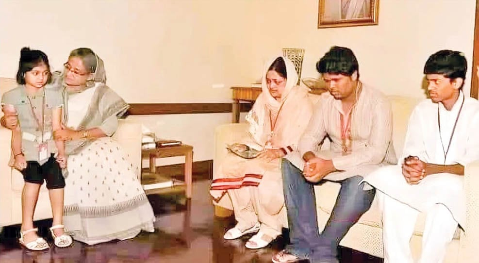 পুরোনো শাড়ি পরে হাসিনার সেদিনের নাটক