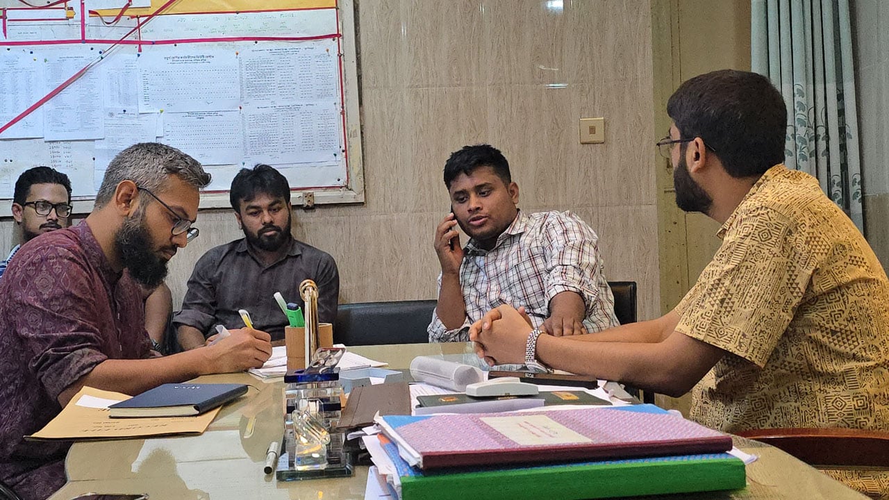 স্বাস্থ্য কমপ্লেক্সে হাসনাত আব্দুল্লার পরিদর্শন, ৫ চিকিৎসককে শোকজ