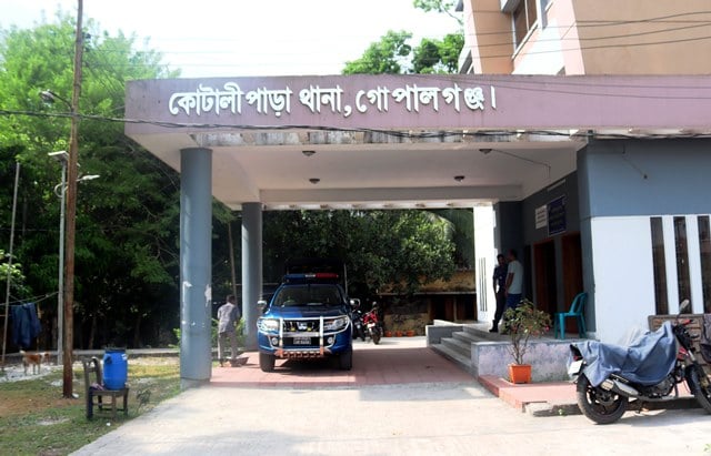 কোটালীপাড়া থানায় ককটেল হামলা, ৩ পুলিশ আহত