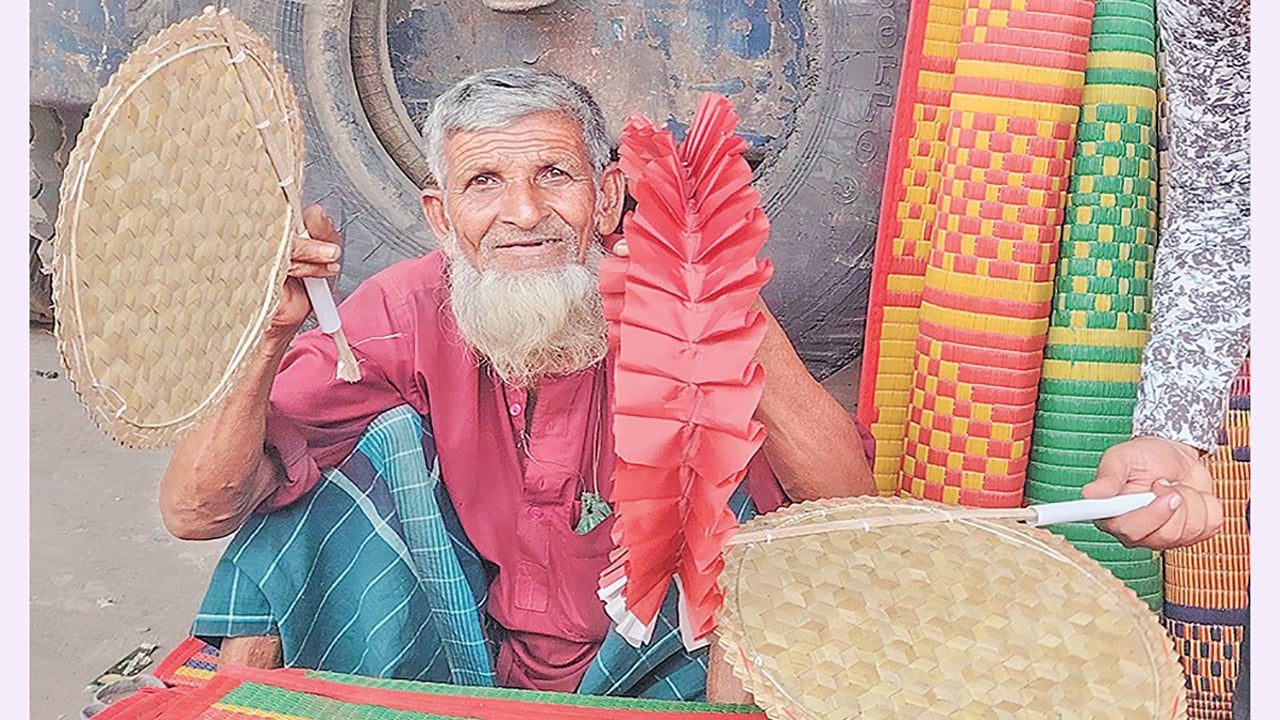 প্রচণ্ড গরমে চাহিদা বেড়েছে সাহিদ বেপারির হাতপাখার