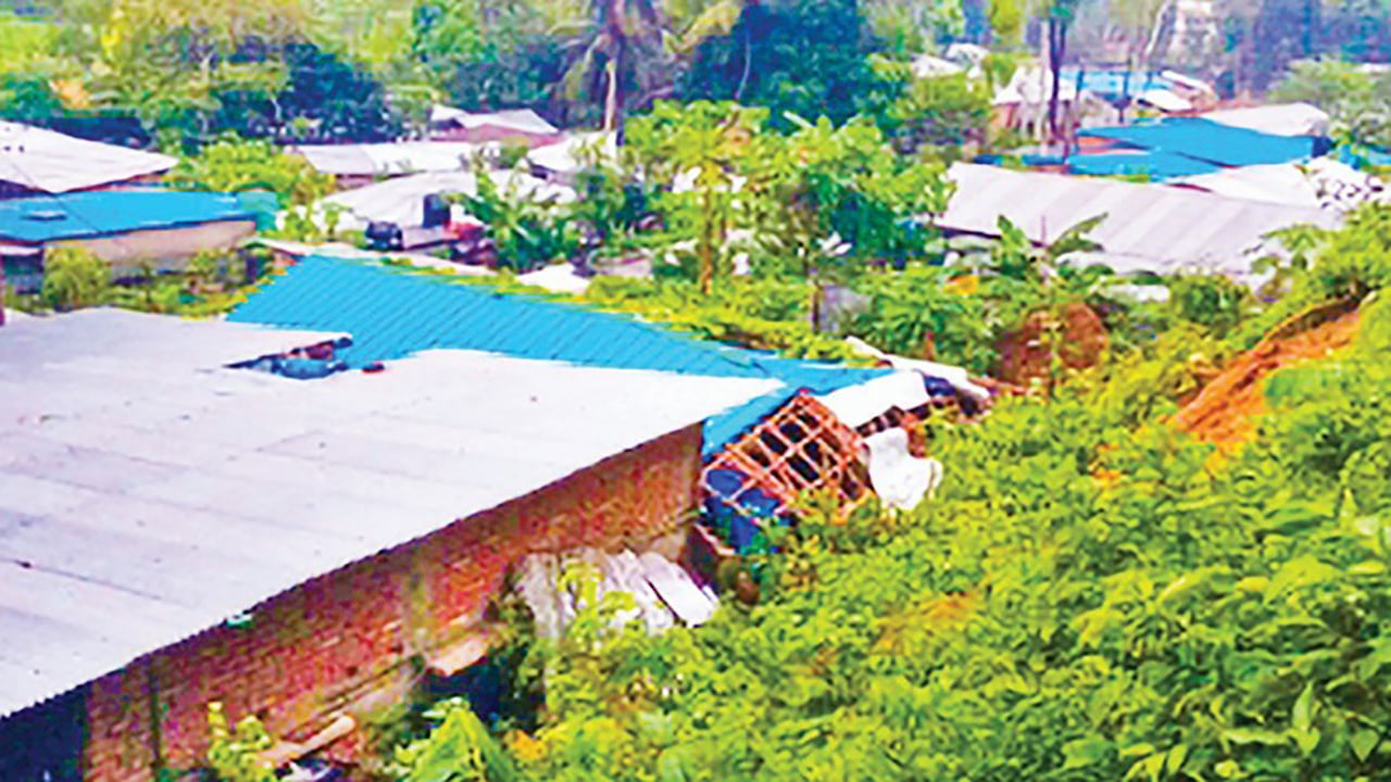 পাহাড়ে মৃত্যুর ঝুঁকি নিয়ে বসবাস