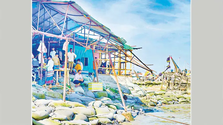 মেঘনার ভাঙনের কবলে মাছের আড়ত, আতঙ্কে ব্যবসায়ীরা