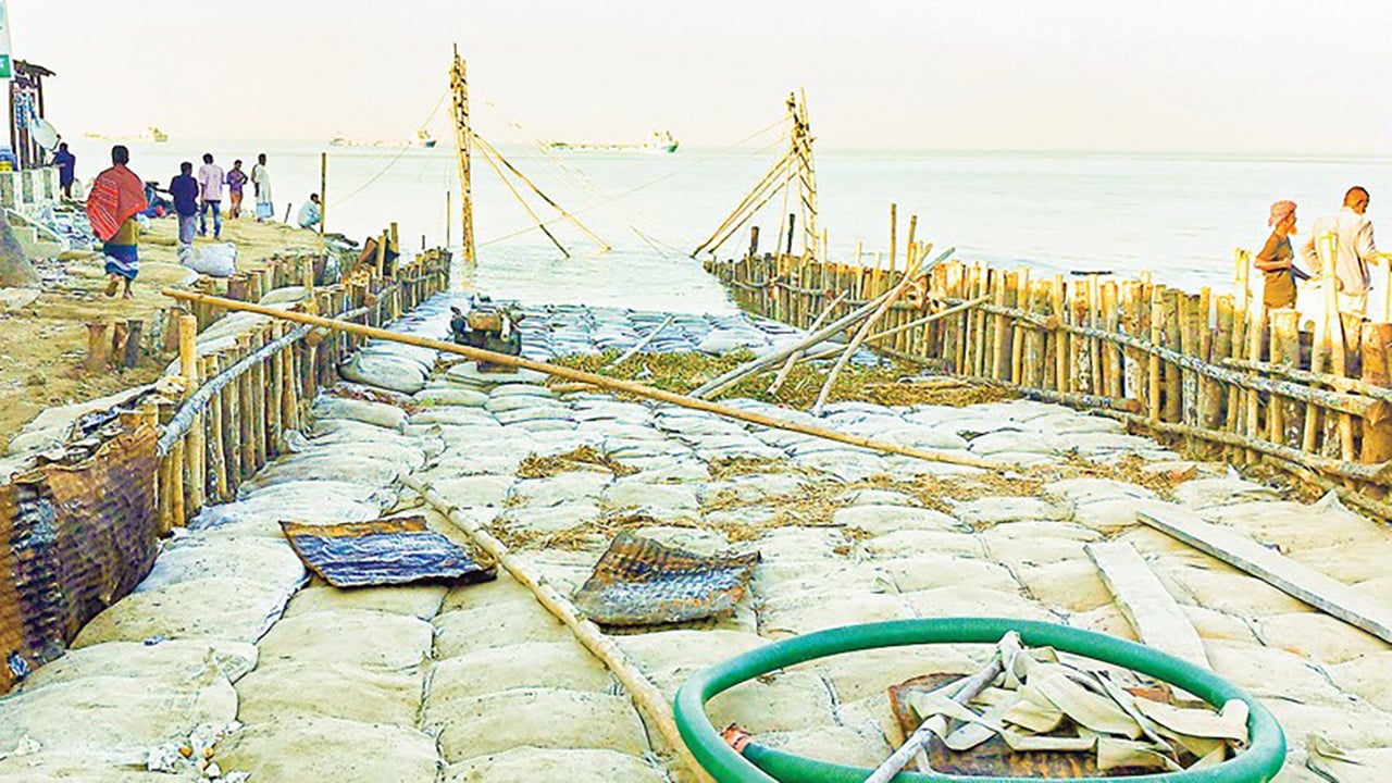 স্বপ্নপূরণের অপেক্ষায় হাতিয়াবাসী