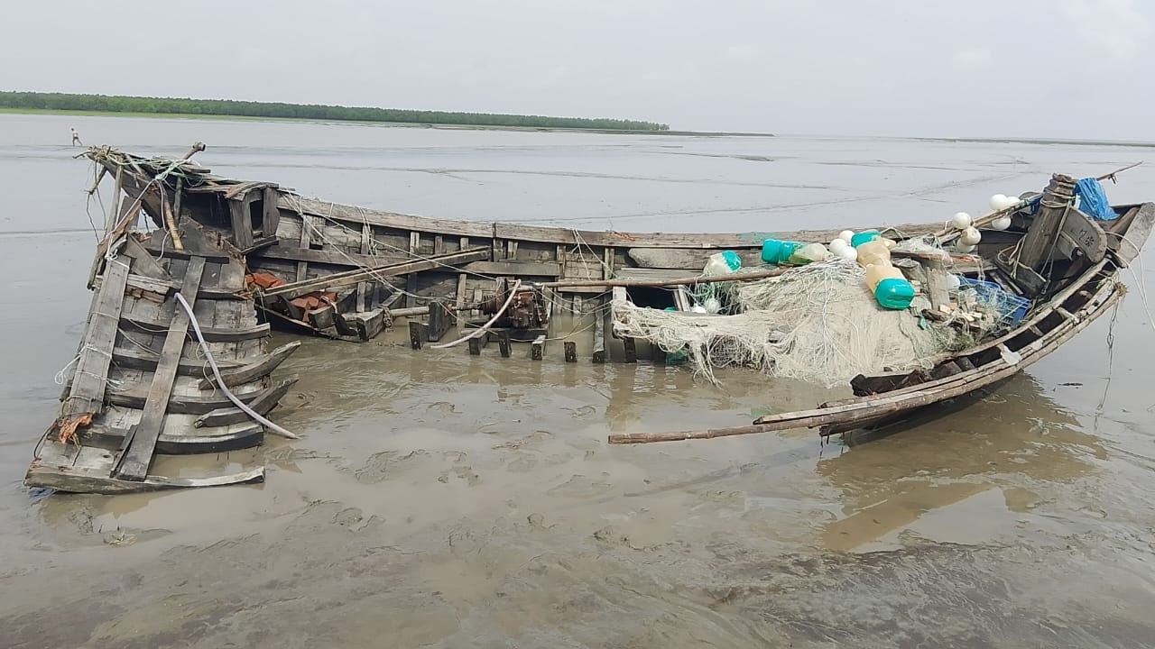 বাল্কহেডের ধাক্কায় ট্রলার ডুবে দুইজনের মৃত্যু