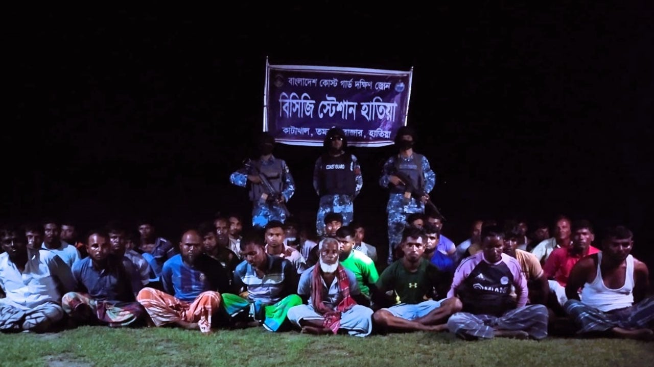 হাতিয়ায় কোস্টগার্ডের অভিযানে হামলা, ৩৩ জেলে আটক