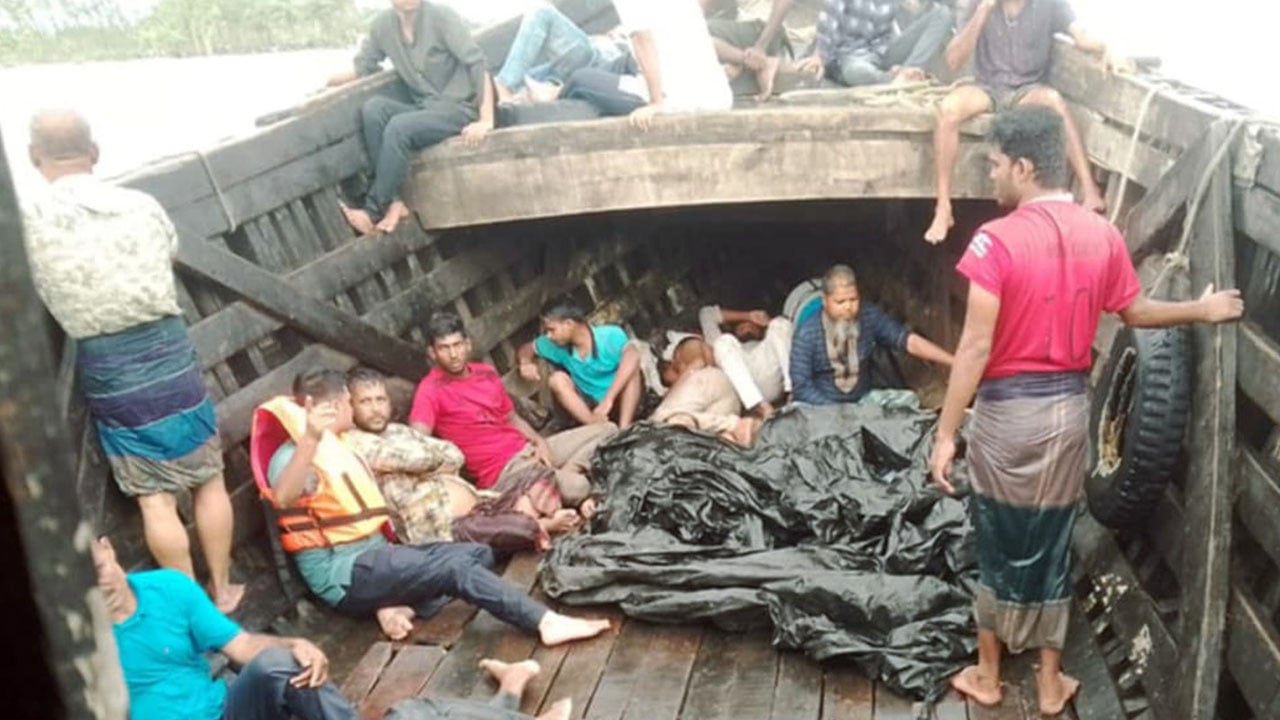হাতিয়ায় ট্রলারডুবি: জীবিত উদ্ধার ৩২, নিহত ১