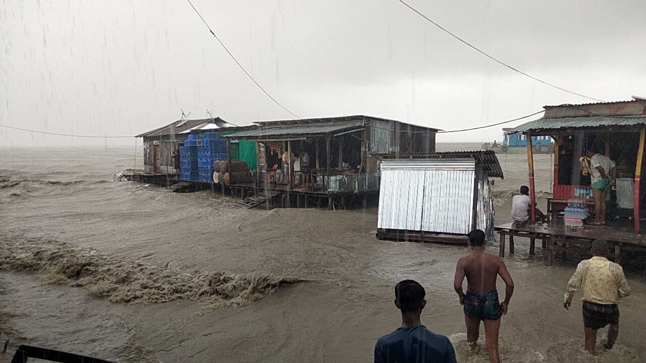 নিম্নচাপের প্রভাবে নিঝুমদ্বীপসহ হাতিয়ার নিম্নাঞ্চল প্লাবিত