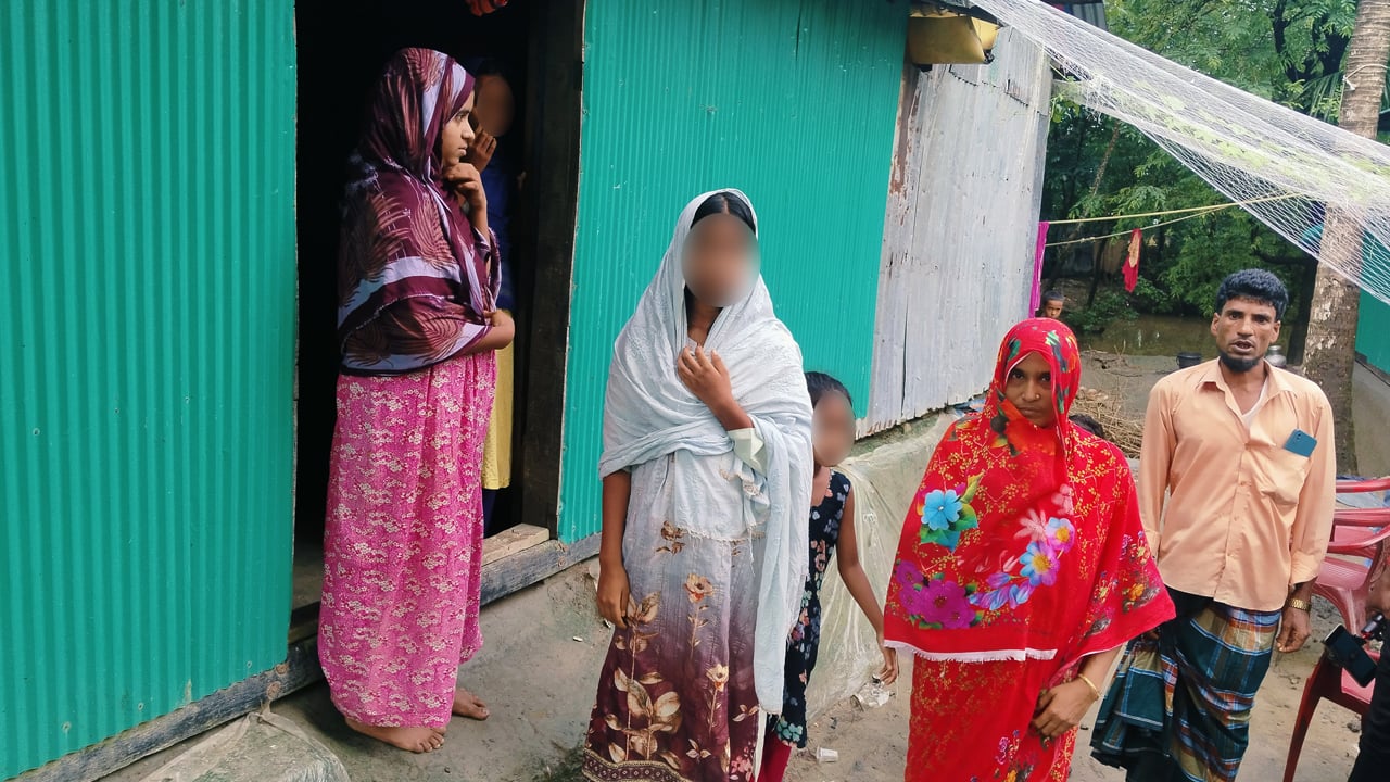 বিএনপি নেতার হামলা-মামলার ভয়ে ঘরছাড়া এক পরিবার