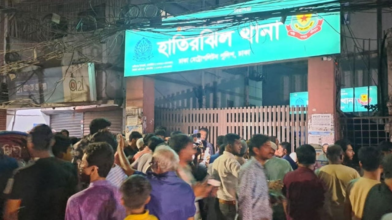 রাজধানীতে থানা ঘেরাও করে বিক্ষোভ