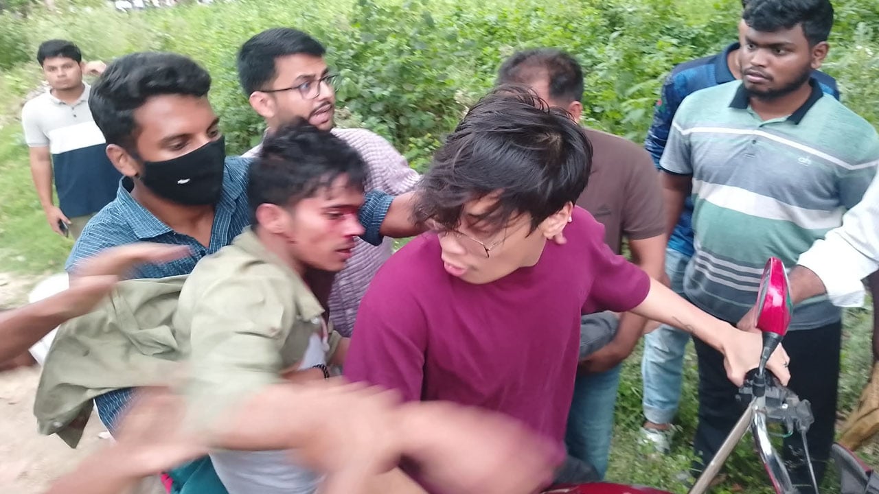 স্ক্রিনশট ফাঁসের ঘটনায় ছাত্রদলের দুই গ্রুপের সংঘর্ষ, আহত ১২