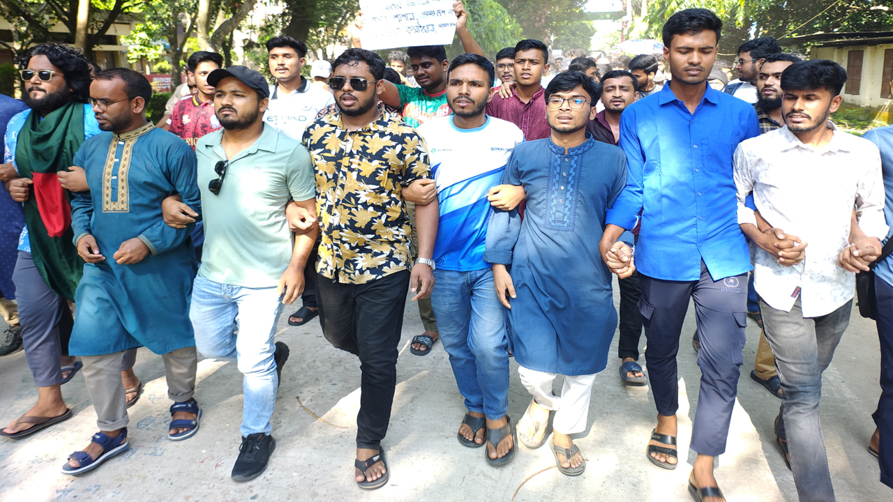 ব্যবসায়ী সোহাগ হত্যা: দিনাজপুরে শিক্ষার্থীদের বিক্ষোভ