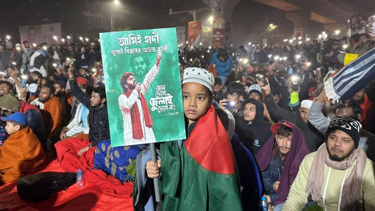 শাহবাগে অবরোধ অব্যাহত, আছে নারী-শিশু ও বৃদ্ধরা