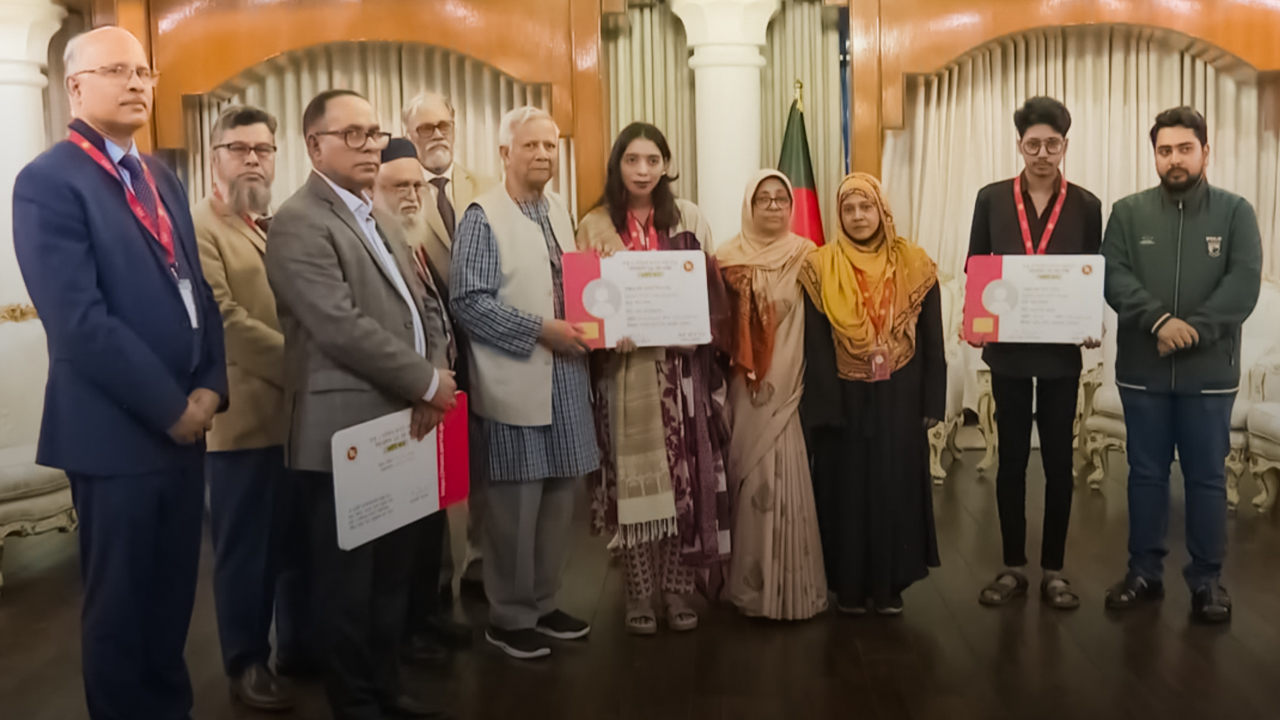জুলাই গণঅভ্যুত্থানের যোদ্ধাদের হেলথকার্ড উদ্বোধন