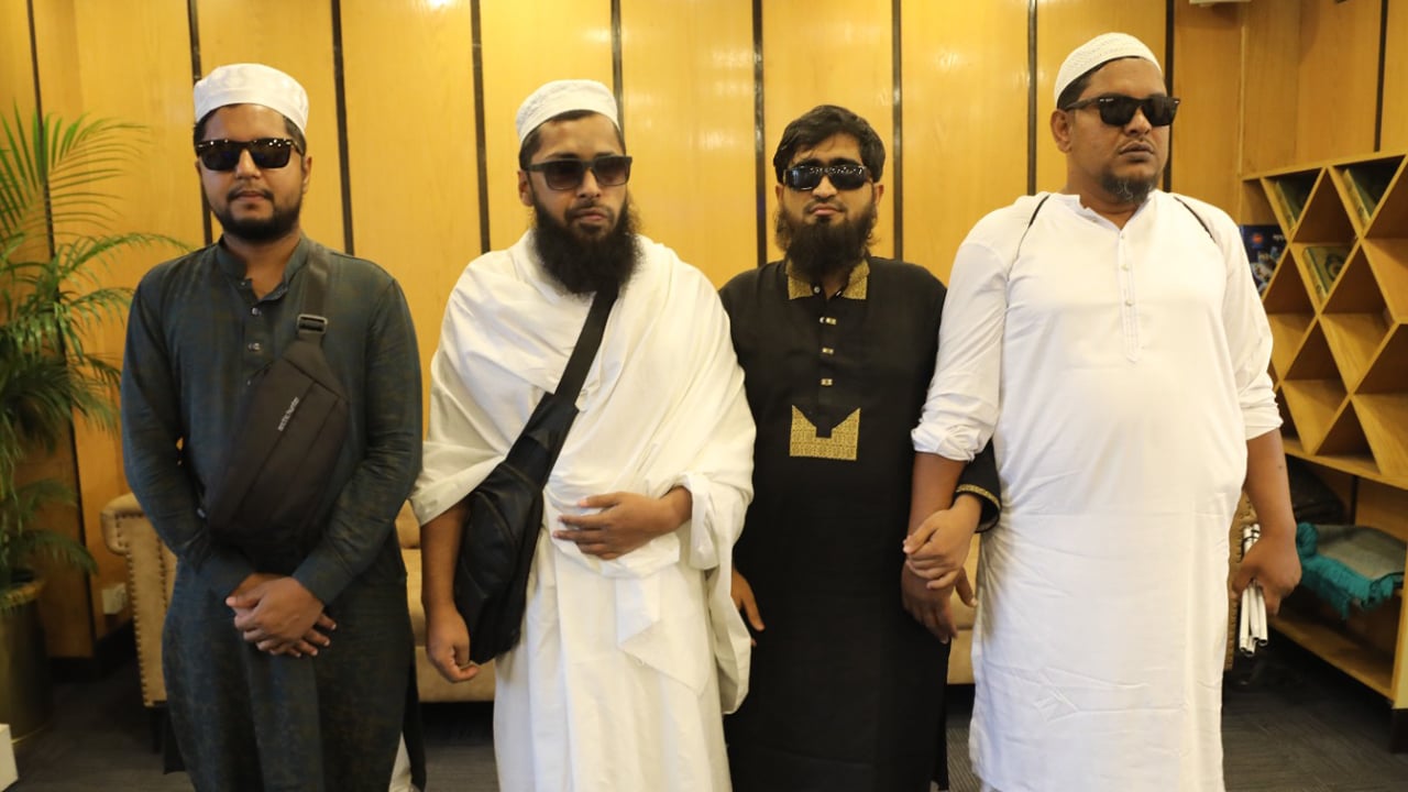 ৪ জুলাই যোদ্ধা ও তাদের পরিবারসহ ওমরাহ পালন
