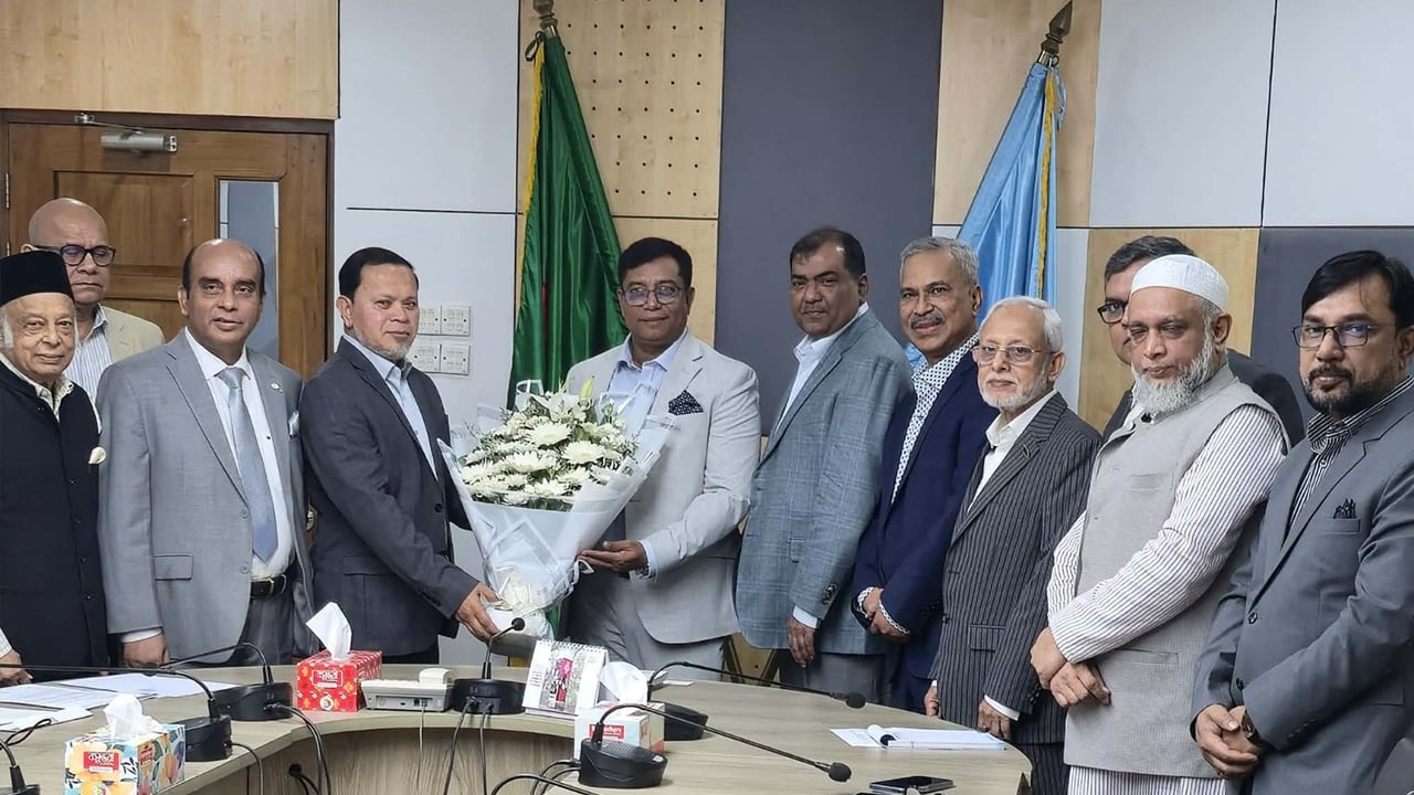 ইউজিসি চেয়ারম্যানের সঙ্গে এপিইউবি প্রতিনিধি দলের সাক্ষাৎ