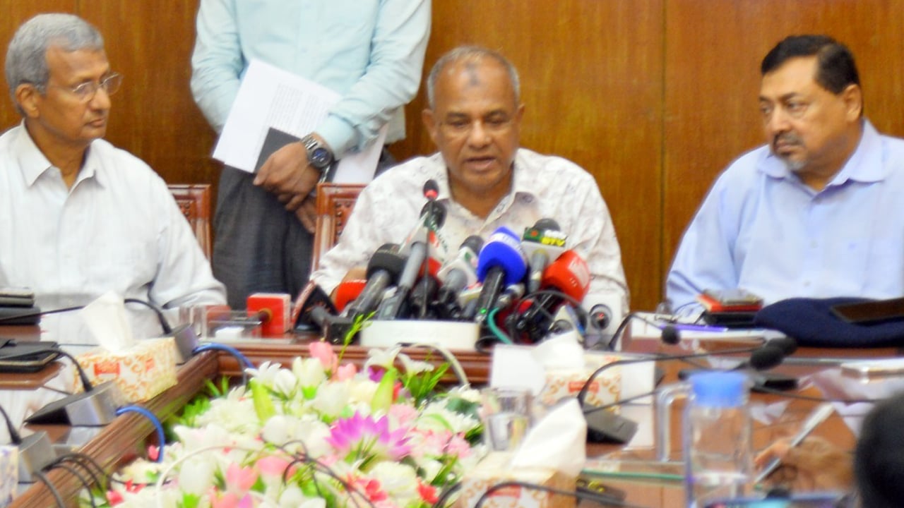 ধর্মীয় বিভেদ আনতে ৭৯৩ মণ্ডপে অসুরের মুখে দাড়ি:  স্বরাষ্ট্র উপদেষ্টা