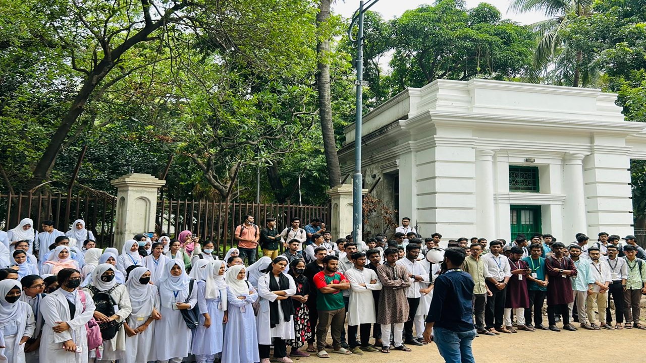 হাইকোর্টের সামনে কারিগরি শিক্ষার্থীদের অবস্থান