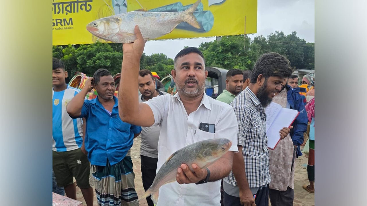পদ্মার দুই ইলিশ সাড়ে ১৪ হাজার টাকায় বিক্রি