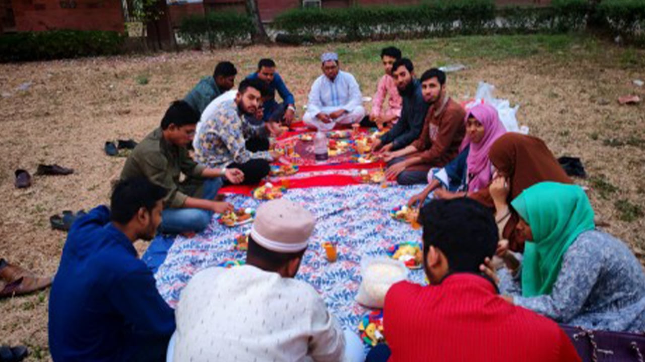 ইতিহাসের ছায়ায় তরুণ লেখকদের ইফতার
