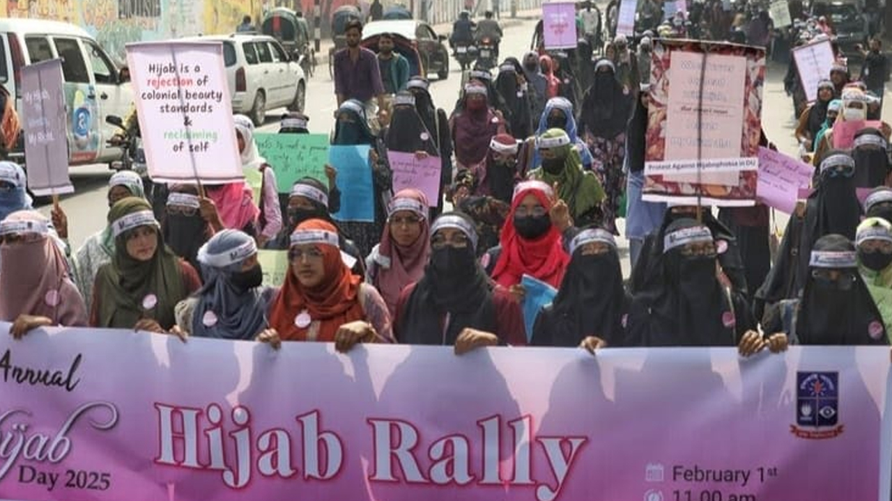 প্রথমবারের মতো ঢাবিতে হিজাব র‍্যালি