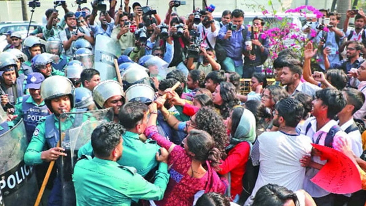 পুলিশের ওপর হামলার ঘটনায় ১২ জনের নামে মামলা