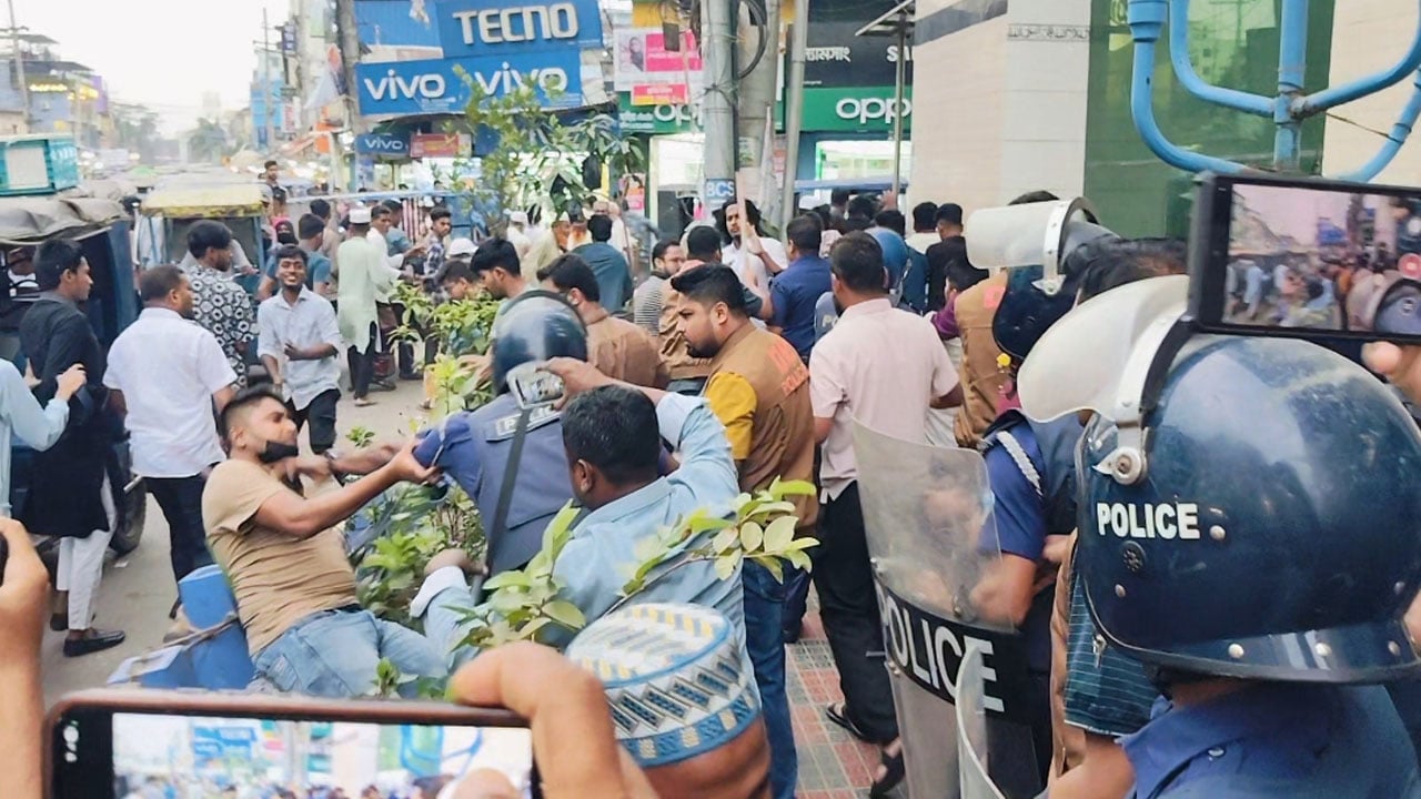 বৈষম্যবিরোধী ছাত্রদের বিক্ষোভে পুলিশের সাথে হাতাহাতি, ওসিসহ আহত ১০
