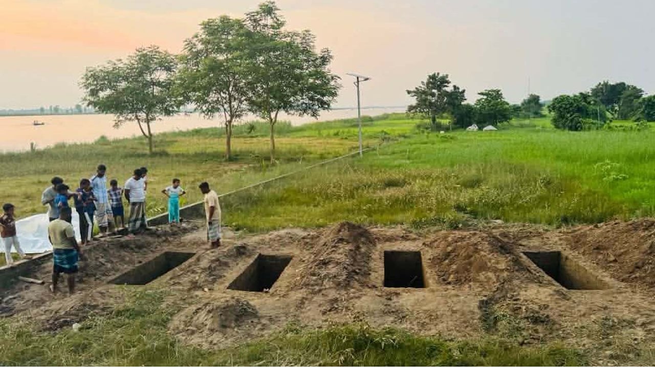 কুপিয়ে হত্যা এক পরিবারের ৪ জনকে হোমনায় দাফন