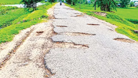 দুবছরেও সংস্কার নেই বাড়ছে জনভোগান্তি