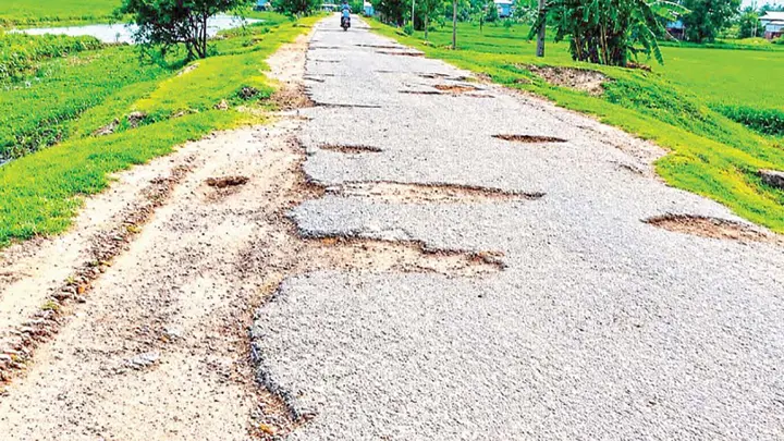 দুবছরেও সংস্কার নেই বাড়ছে জনভোগান্তি