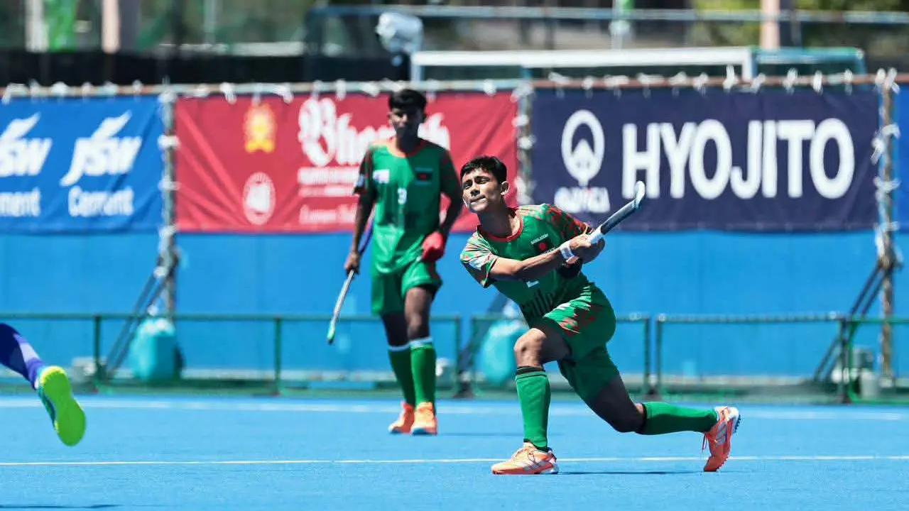 মালয়েশিয়াকে হারিয়ে দারুণ সূচনা বালকদের, জাপানের কাছে বিধ্বস্ত বালিকারা