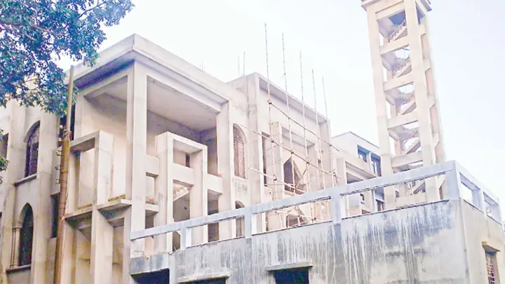 সাত বছরেও শেষ হয়নি মডেল মসজিদের নির্মাণকাজ