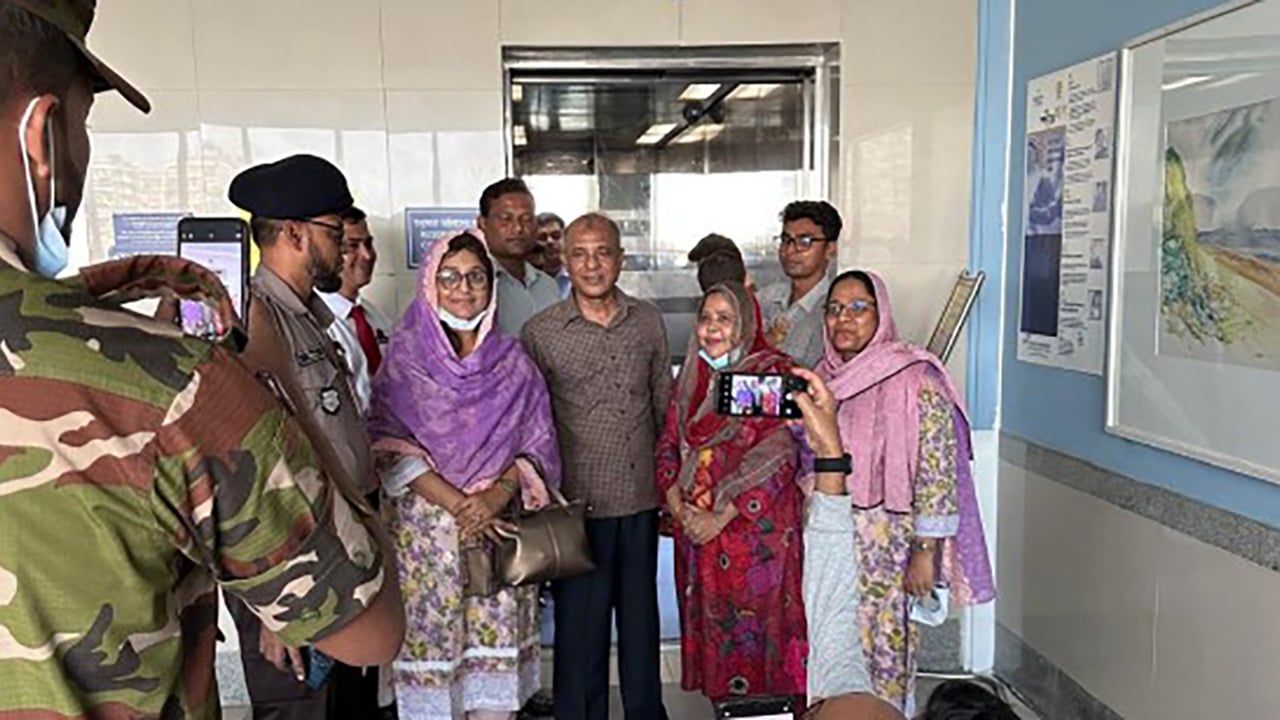 খালেদা জিয়ার খোঁজ নিতে এভারকেয়ারে স্বরাষ্ট্র উপদেষ্টা