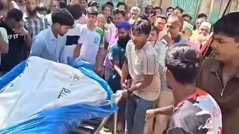 মেঘনায় ট্রলারডুবি, কুমিল্লায় পাশাপাশি কবরে এক পরিবারের ৩ জনের দাফন