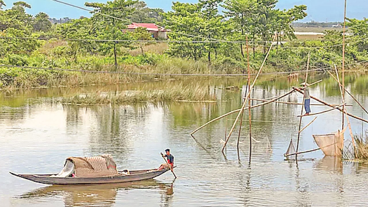 হাওরে মাছ ধরা বন্ধ, অর্ধাহারে অনাহারে জেলেরা