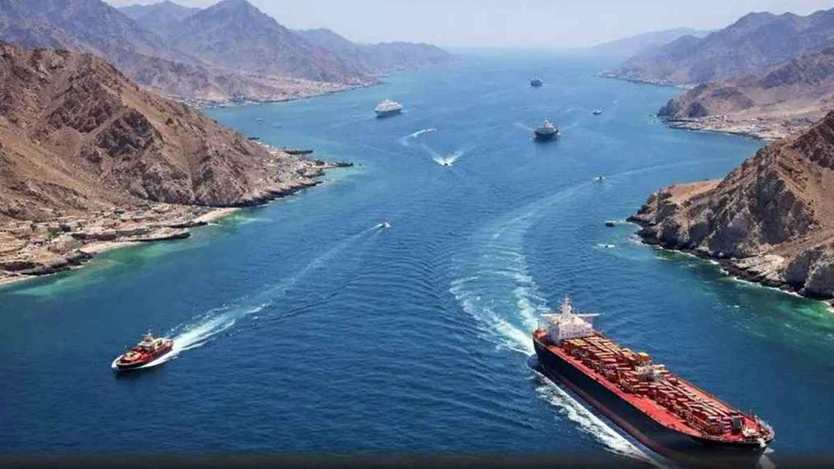 হরমুজ দিয়ে নৌযান চলাচলের বিরুদ্ধে কঠোর হুঁশিয়ারি ইরানের