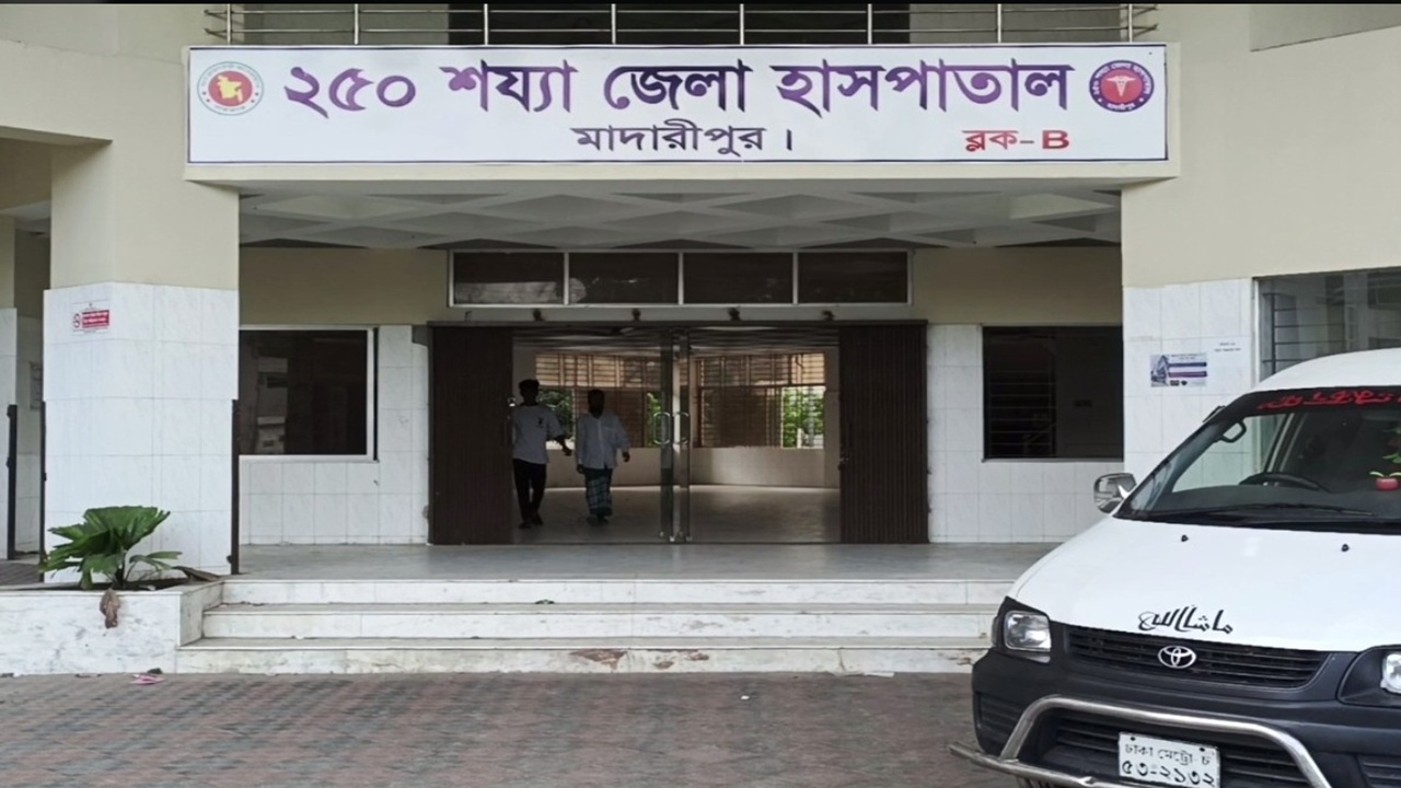 ডাকাত দলের হাতবোমা নিক্ষেপ গুলিবর্ষণ, আহত ৫