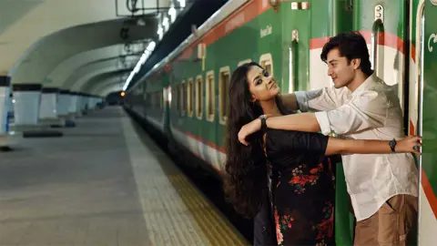আজ থেকে প্রেক্ষাগৃহে ‘আবার হঠাৎ বৃষ্টি’