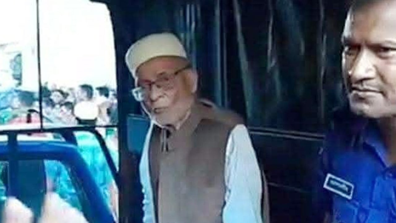 শেরপুরে স্ত্রীসহ সাবেক ভূমিমন্ত্রী পুলিশি হেফাজতে