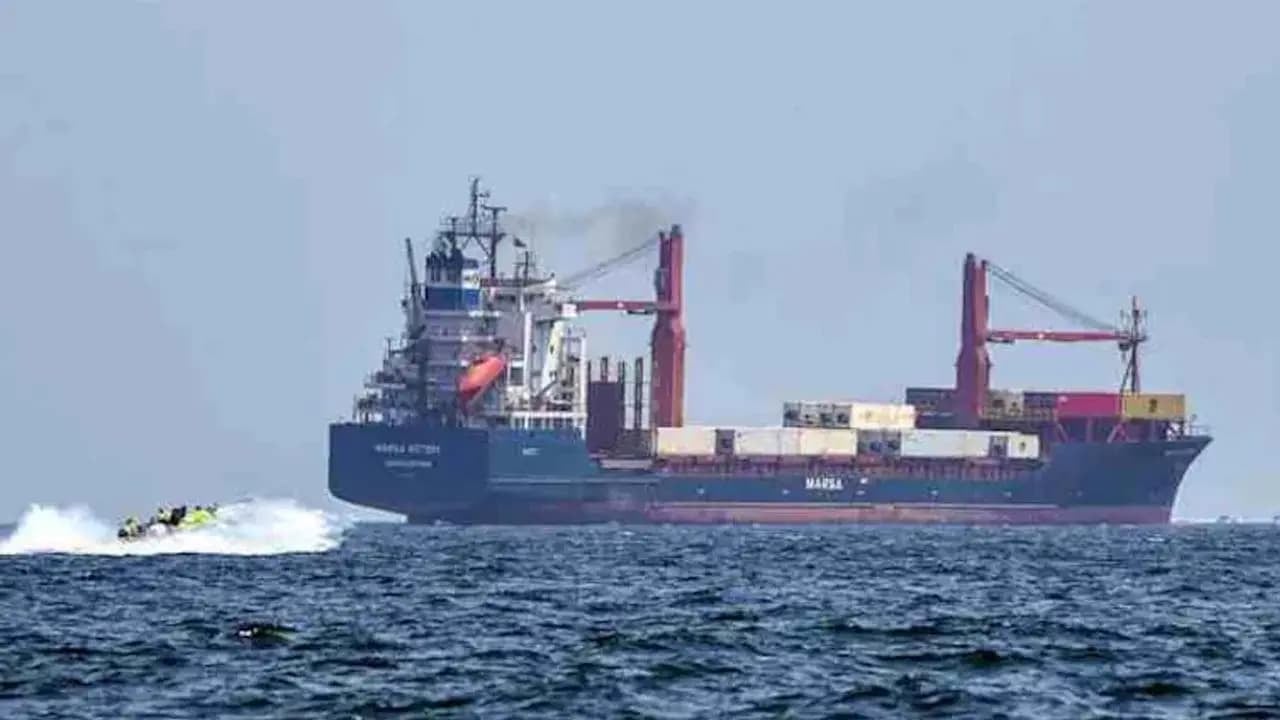 কুয়েত হরমুজ প্রণালির নিরাপত্তা সংকটে তেল উত্তোলন কমাচ্ছে