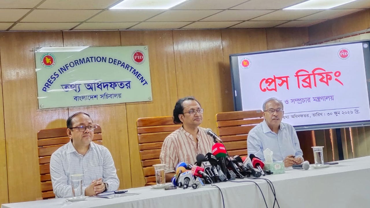হাসিনার বক্তব্য প্রচারে আদালতের নিষেধাজ্ঞা মানার আহ্বান তথ্য উপদেষ্টার