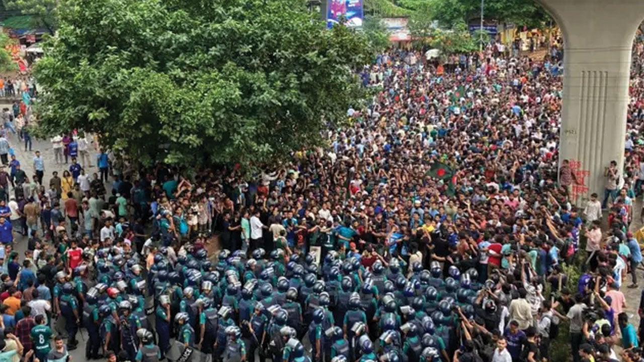 হাসিনার ‘রাজাকারের বাচ্চা’ মন্তব্যে উত্তাল ক্যাম্পাস