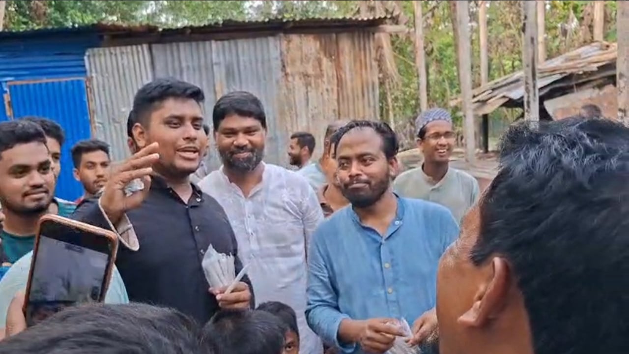 হাসনাত আব্দুল্লাহর মোমবাতি বিতরণ করে প্রতিবাদ