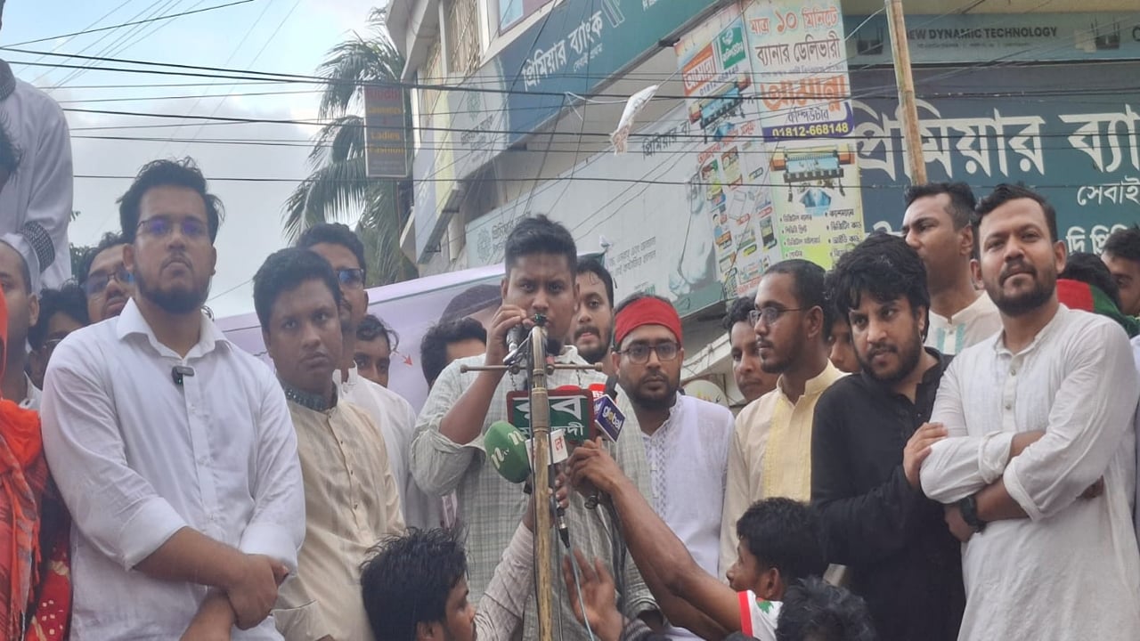 সরকার মানুষের হাতে বিদ্যুতের বদলে হারিকেন তুলে দিয়েছে: হাসনাত আবদুল্লাহ