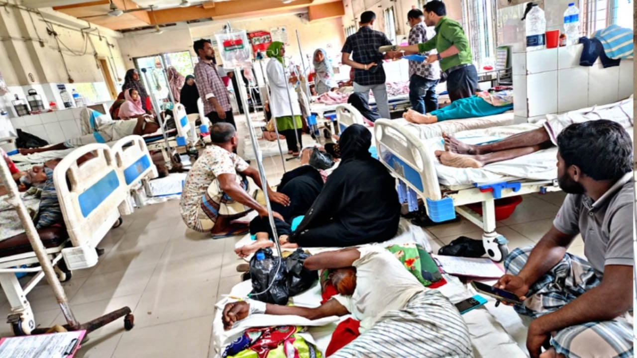 হাসপাতা‌লের মে‌ঝে‌তেও মিল‌ছে না সিট