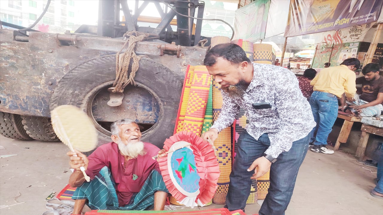 চাহিদা বেড়েছে হাতপাখার