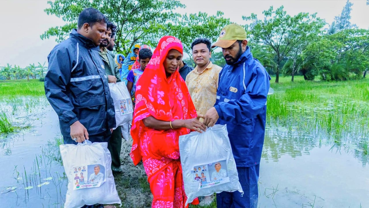 হাতিয়ায় পানিবন্দীদের পাশে ছাত্রদল