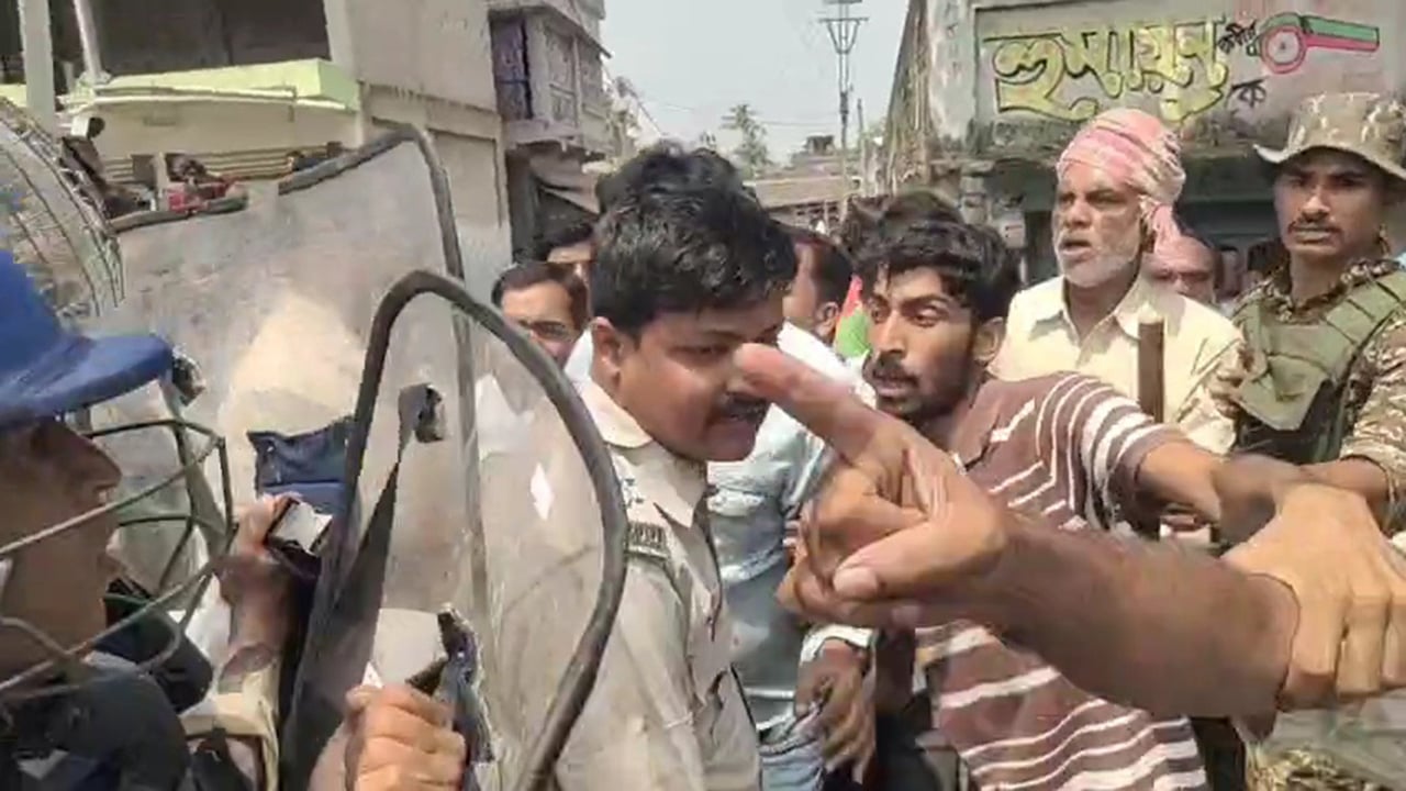 মুর্শিদাবাদে তৃণমূল কংগ্রেস-হুমায়ুন কবির সংঘর্ষ