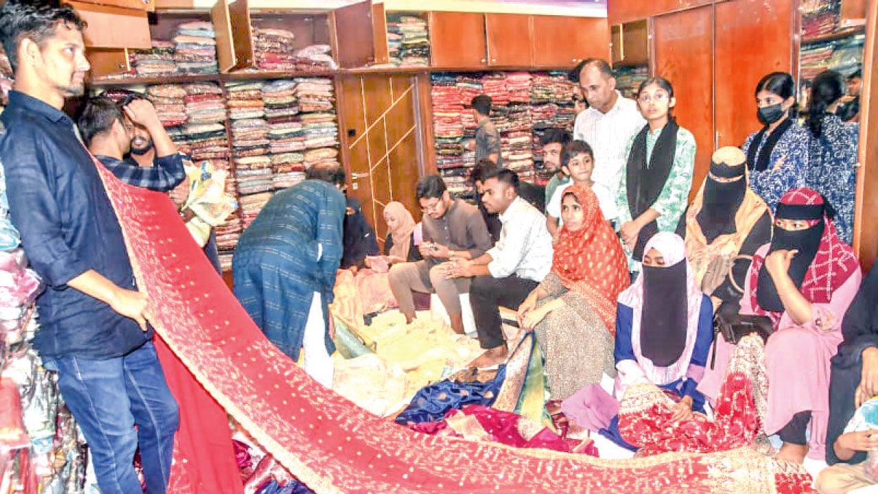 চট্টগ্রাম নগরীতে জমে উঠেছে ঈদ কেনাকাটা